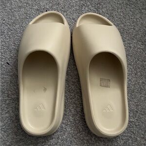 Adidas Yeezy slides Bone (2022-2023) Size 12 Wmns but fits like a size 10 Men's